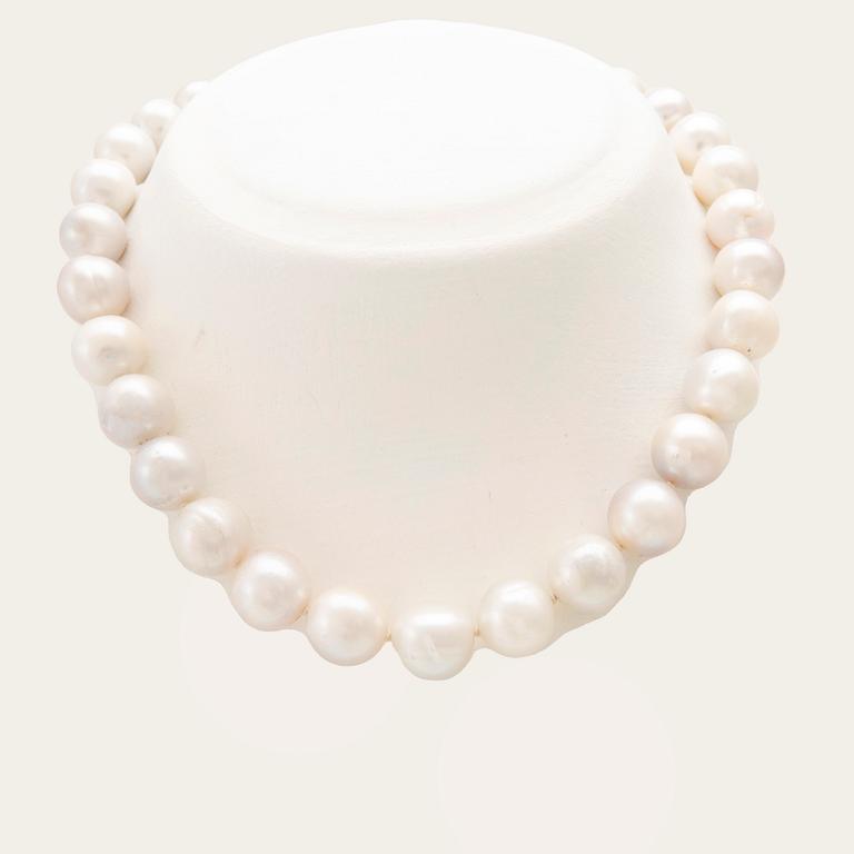 Collier odlade pärlor med lås av 14K vitguld samt runda briljantslipade diamanter.