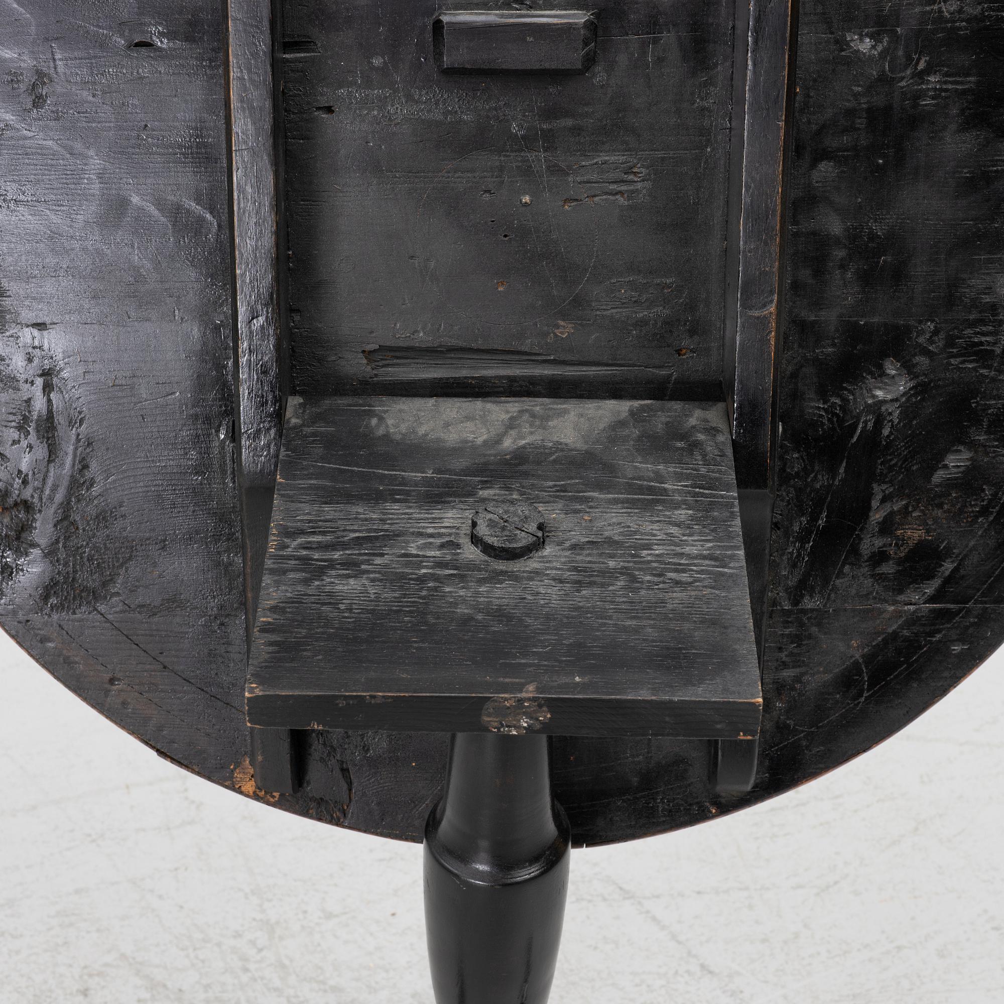 A folding table, Mälardalen, first half of the 19th century.
