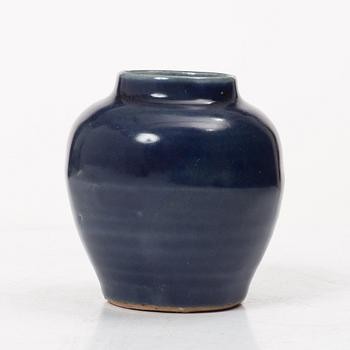A Chinese blue glazed porcelain jar, 17th century.