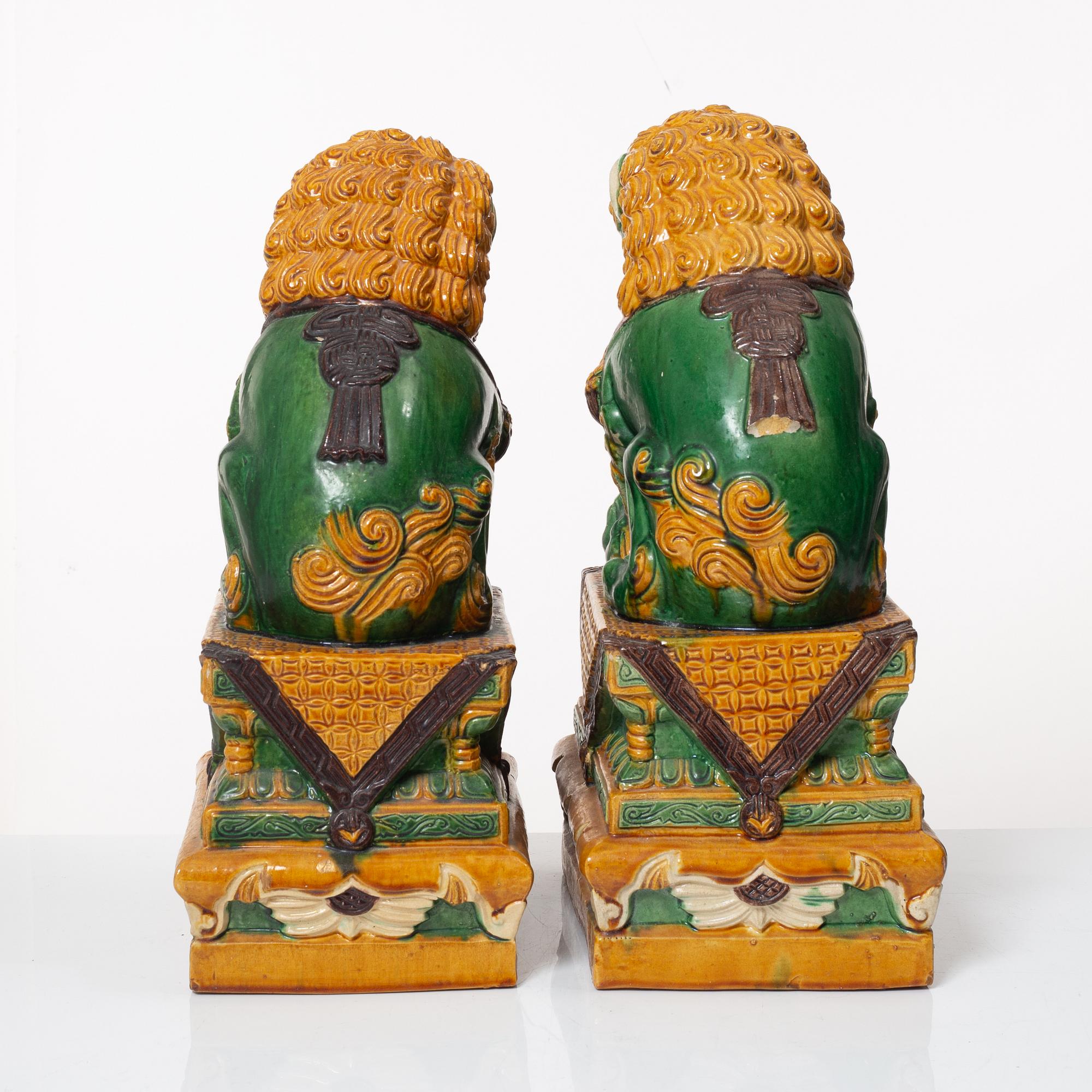 Fohundar, ett par, porslin, Kina, 1900-talets andra hälft.