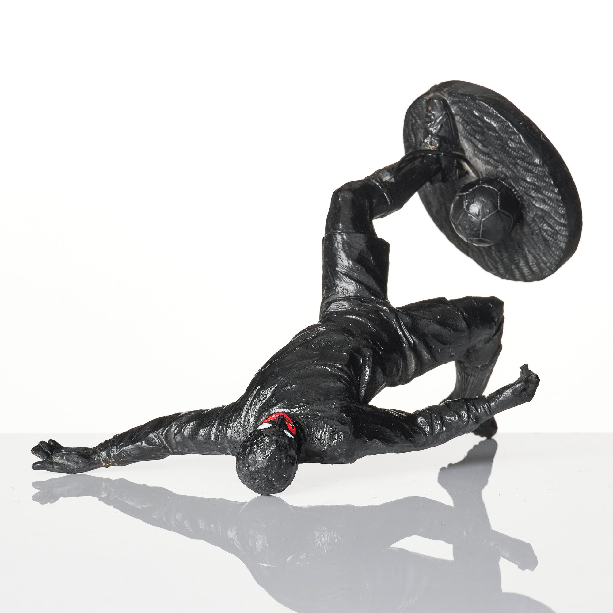 Makode Linde, Fotbollsspelare.