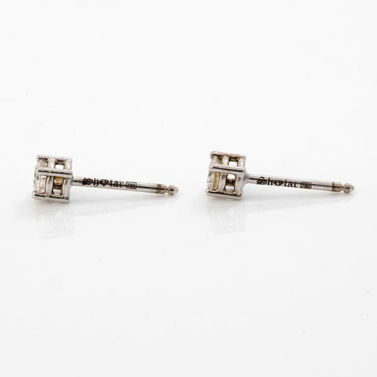 18K white gold earrings with brilliant-cut diamonds.