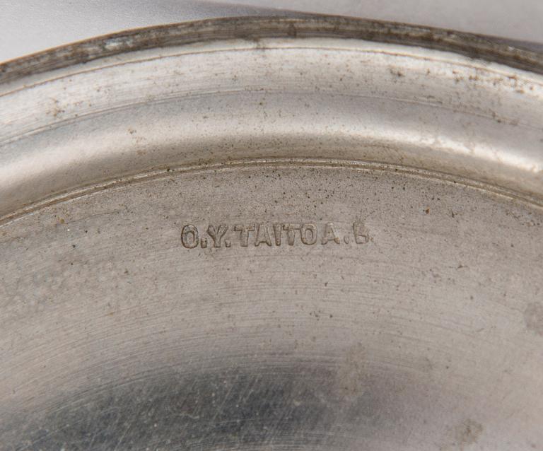 KYNTTILÄNJALKOJA 2 paria, tinaa, valmistajat Oy Taito Ab ja Antti Hakkarainen, 1930-luku.