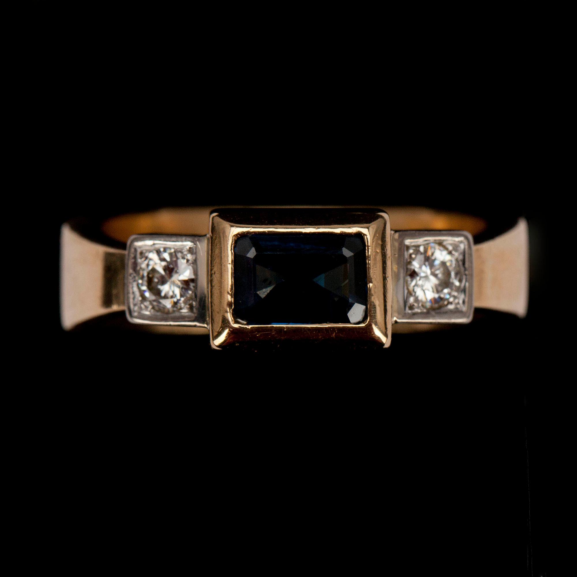 RING, guld 18K, trappslipad safir, 2 x ca 0,10 ct briljantslipade diamanter. Handgjort 1997. Vikt 11,4 g.
