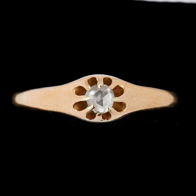 RING, 18k guld med rosenslipad diamant. Axel Bergman, Stockholm 1930. Vikt 2,5 g.