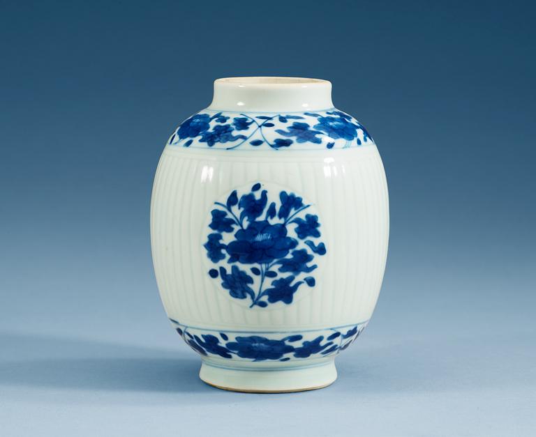 A blue and white tea caddy, Qing dynasty, Kangxi (1662-1722).