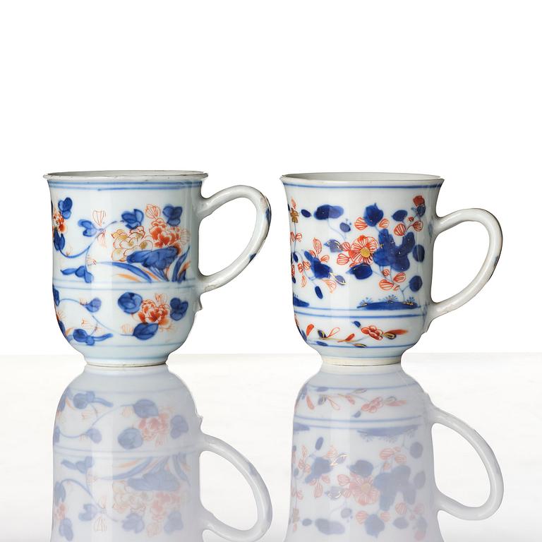 A set of two imari cups and a tea caddy, Qing dynasty, Kangxi (1662-1722). The tea cups with Johanneum mark.