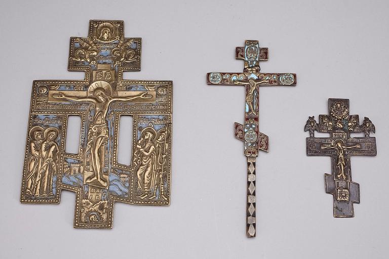KRUCIFIX, 3 st, mässing, sannolikt Ryssland.