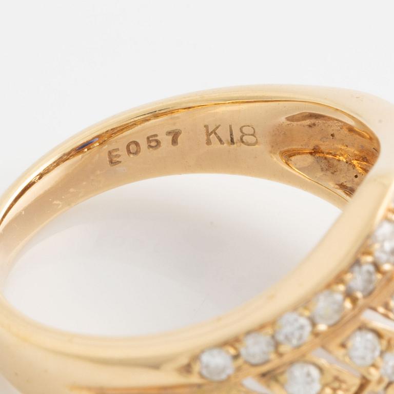 Ring with sapphire and brilliant-cut diamonds.