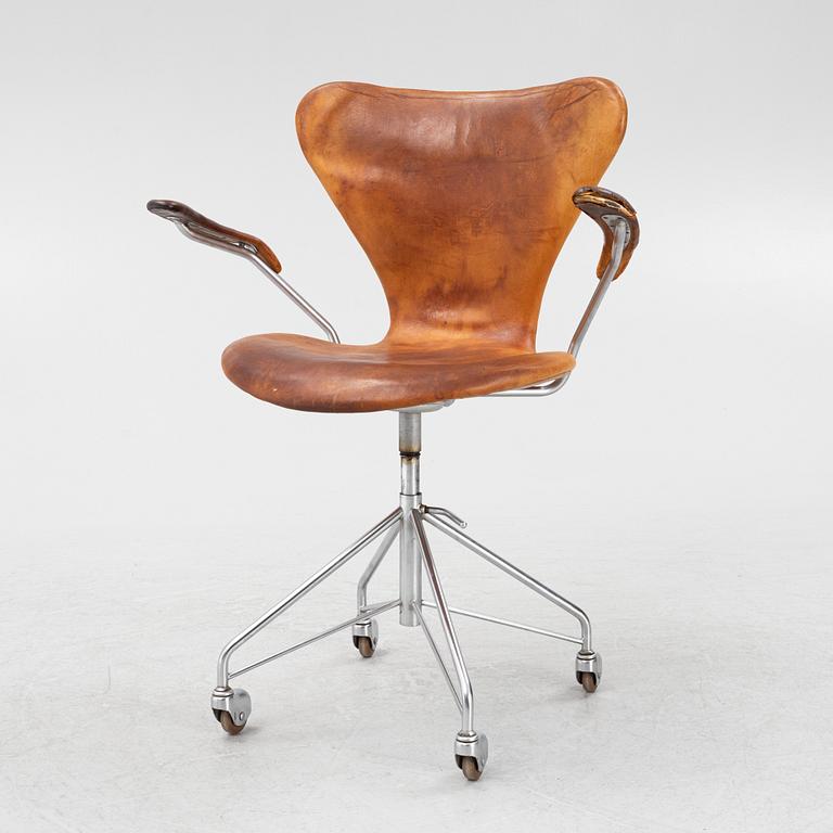 Arne Jacobsen, skrivbordsstol, "Sjuan", Fritz Hansen, Danmark, 1950-tal.