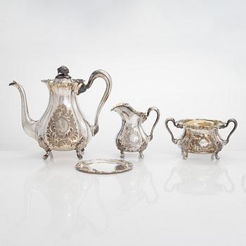 Kaffeservis, 3 delar, silver, Auran Kultaseppä, Åbo 1944 och 1950. Silverfatet från Kultakeskus, Tavastehus 1955.