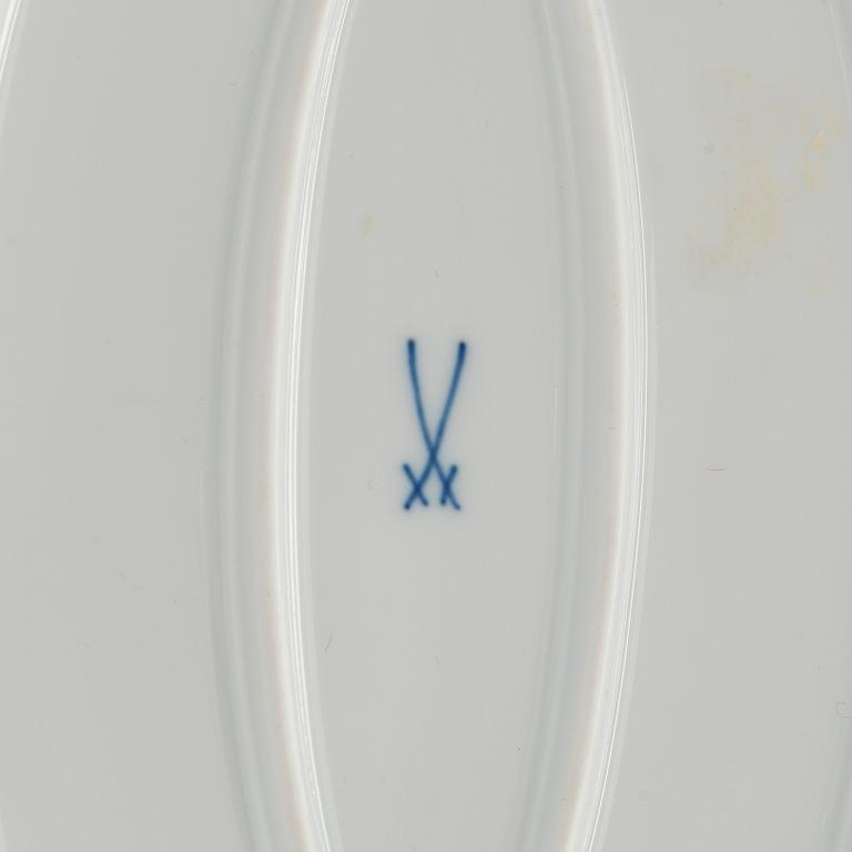 A set of 4 porcelain service pieces, "Onion pattern/Zwiebelmuster", Meissen and Teichert-Werke in Meissen, Germany.