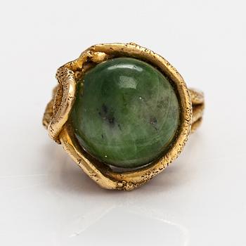 Lotta Orkomies, Ring, 18K guld, kromdiopsid. A Tillander, Helsingfors 1960-70-tal.