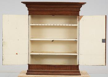 ÖVERSKÅP, 1700-tal.