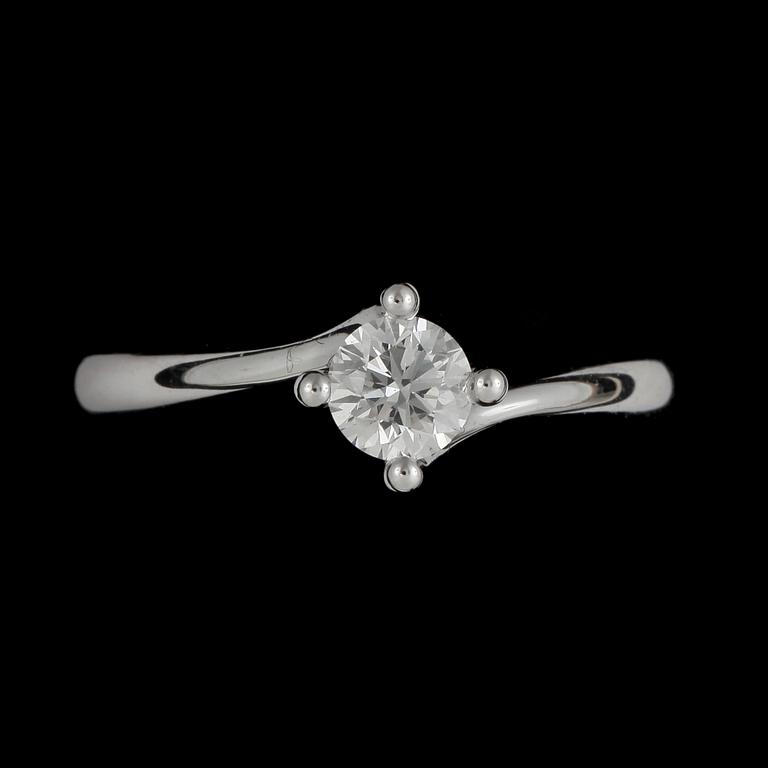 RING, 18k vitguld med briljantslipad diamant ca 0,41 ct. Vikt ca 3,4 gram.