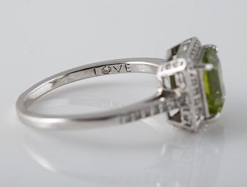 RING, 14K vitguld med åttkantslipade diamanter och fasettslipad peridot. Vikt 3,8 gram.
