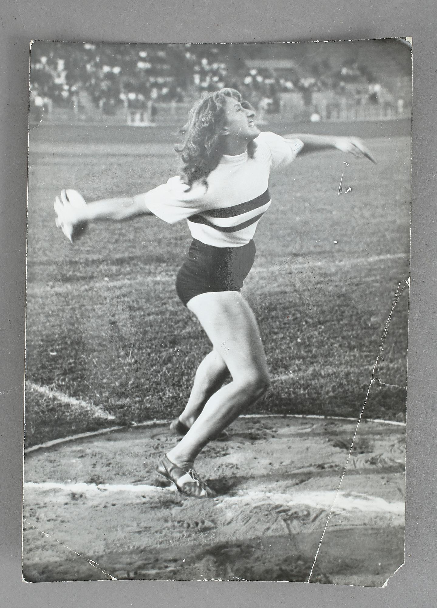 FOTOGRAFIER, 112 st, 1940-tal. Från press, 1900--talets mitt.