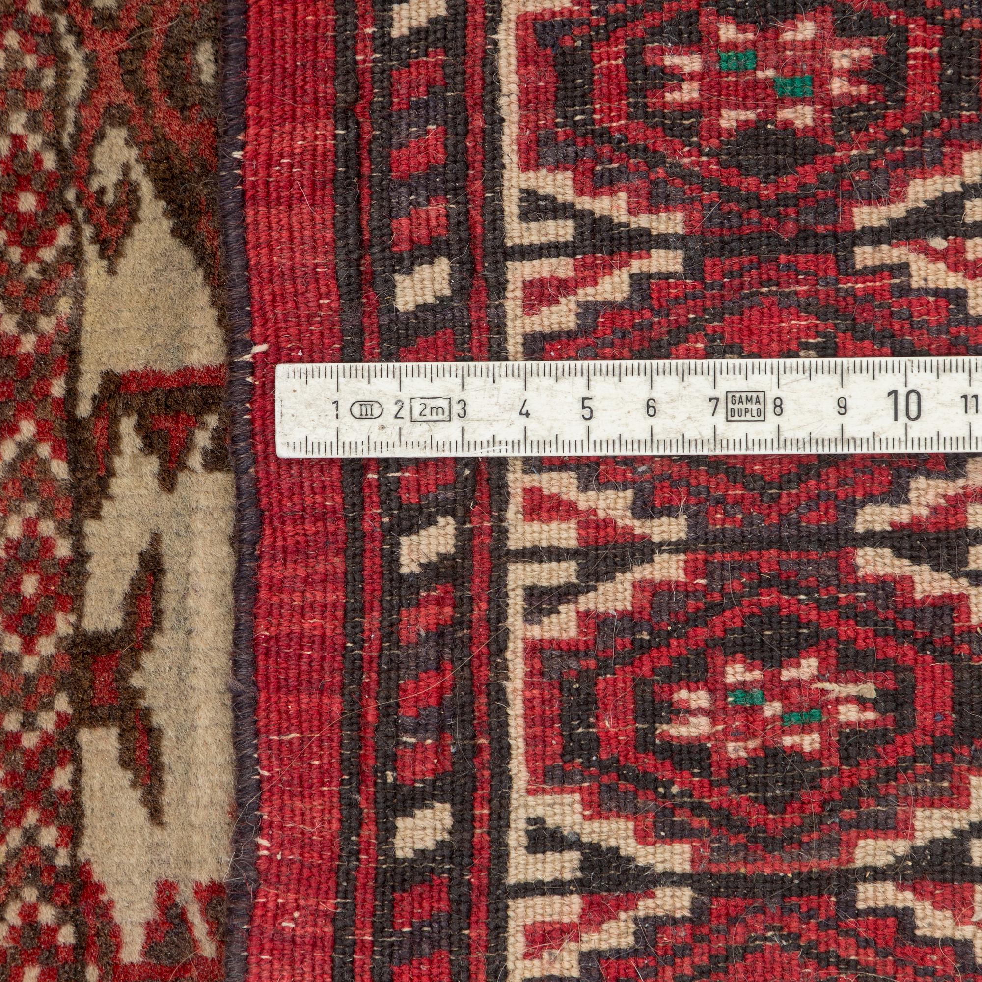 A RUG Semiantik Turmensk Ensi, ca 140 x 102 cm.