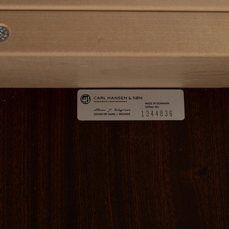 Hans J. Wegner, matbord, modell CH338, Carl Hansen, Danmark, omkring 2020.