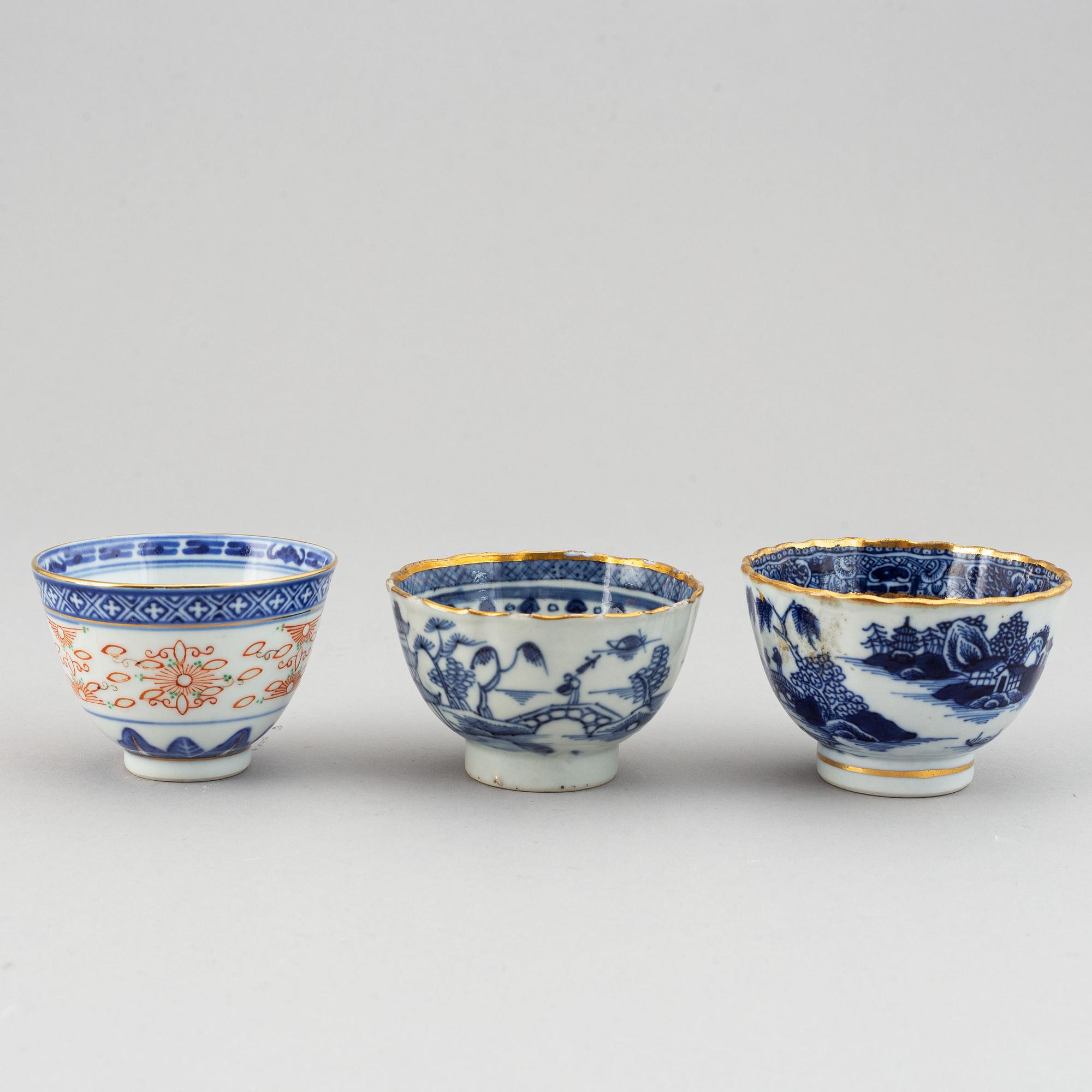 A group of 19 chinese porcelain objects, Qing dynasty and 20th century.