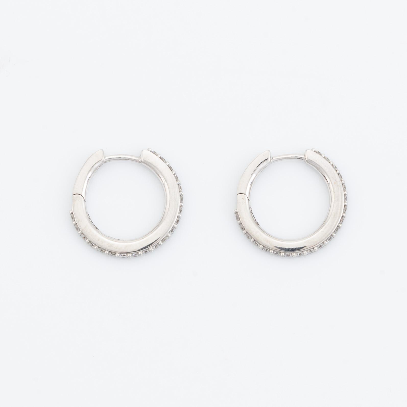 Örhängen, kreoler med briljantslipade diamanter.