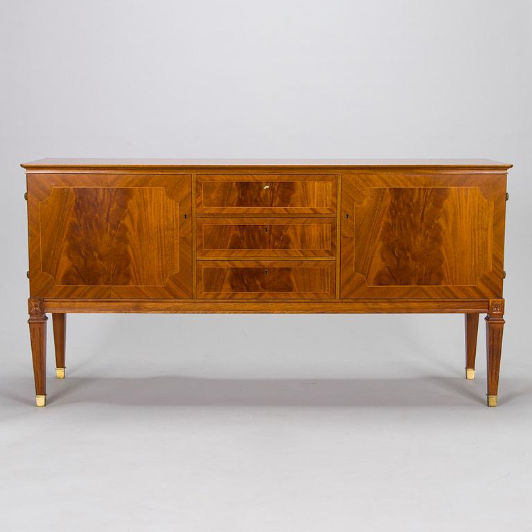 A mid 20th century gustavian style veneered sideboard by Abrahamsons Möbelfabrik AB.