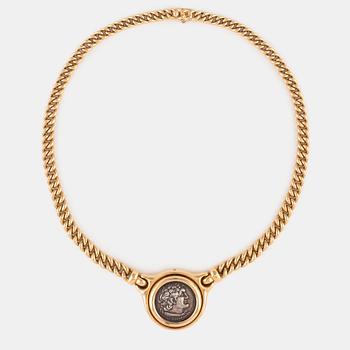 1031. A Bulgari "Monete" necklace in 18K gold and with roman coins.