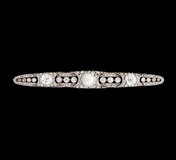 1111. BROSCH, antik- och rosenslipade diamanter, tot. ca 1.20 ct samt orientalisk pärla. Ca 1905.