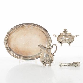 Bricka, gräddkanna, sockerskål samt sockertång, silver, rokokostil, 1900-tal.