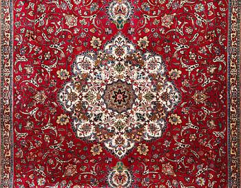 A CARPET, Tabriz, signed Zarei,   ca 429 x 300 cm.