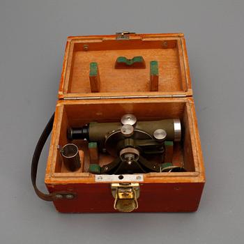 MÄTINSTRUMENT på tripod, 1900-talets mitt.