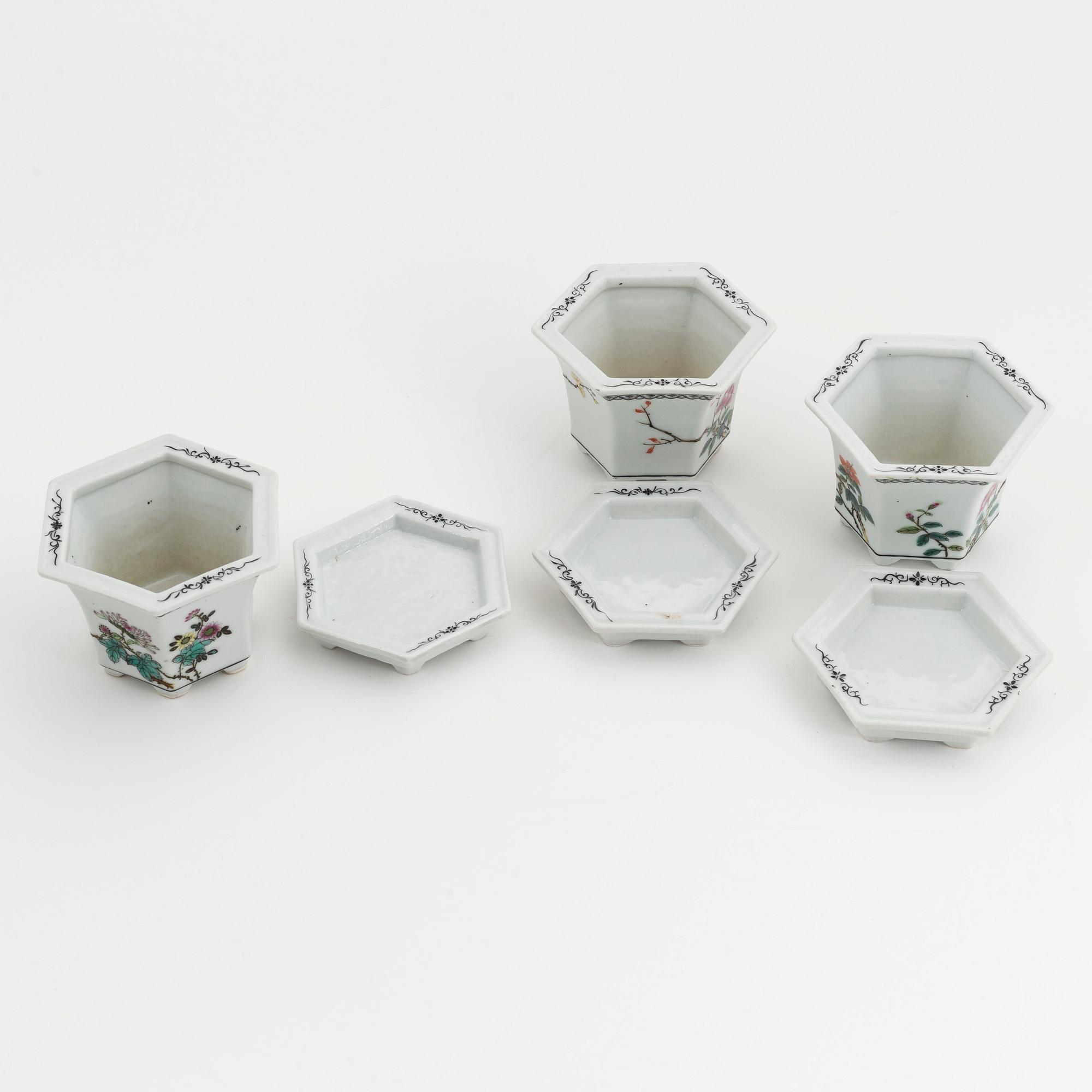 Three Chinese republic style porcelain flower pots with stand, 20th Century.