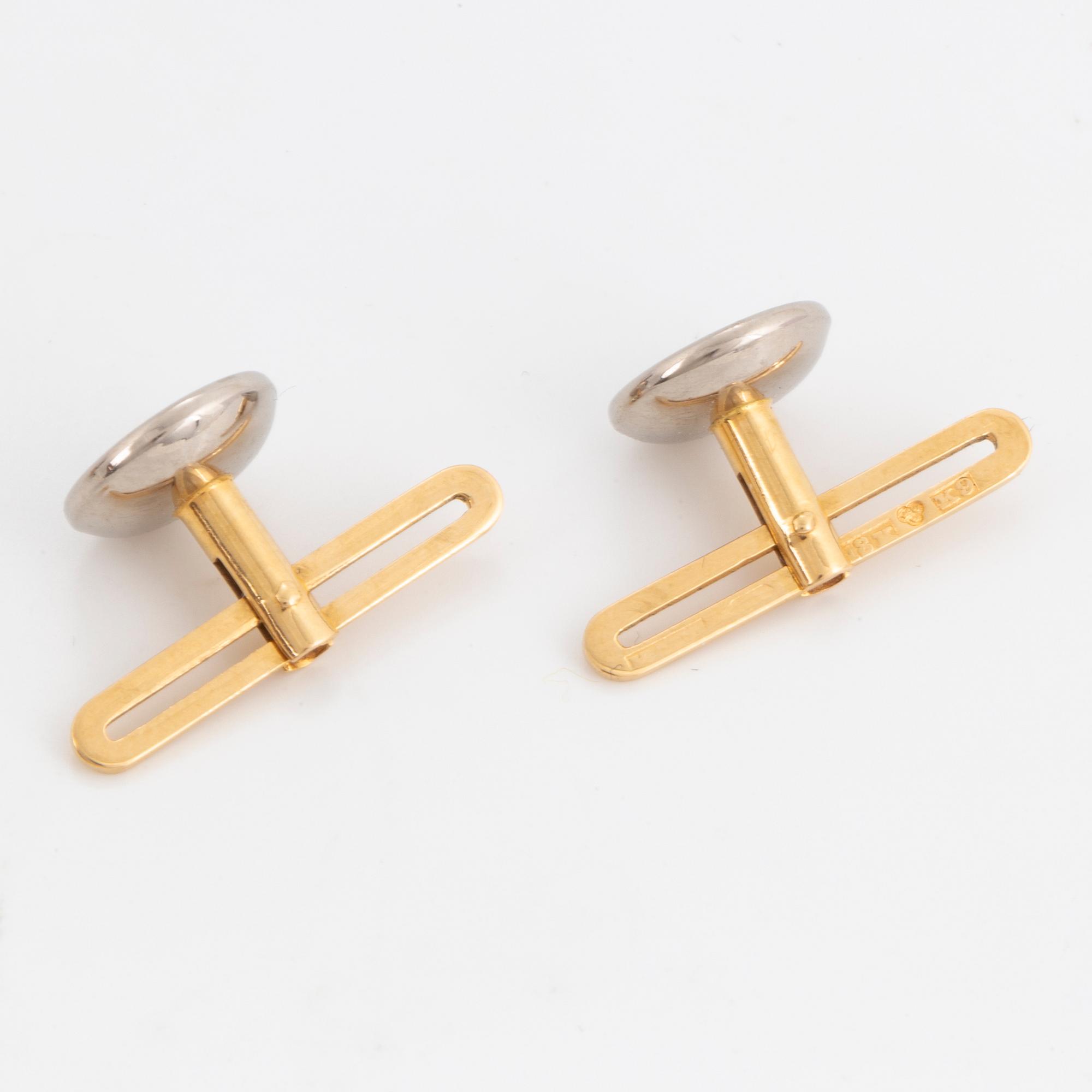 Cufflinks and shirt buttons, 18K gold and mother of pearl.
