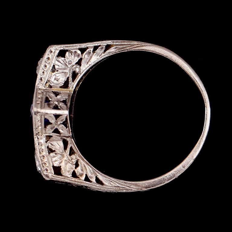 RING, 18 k vitguld, 2 diamanter tot 0.80 ct, safir 1.08 ct., 1900-talets första del.