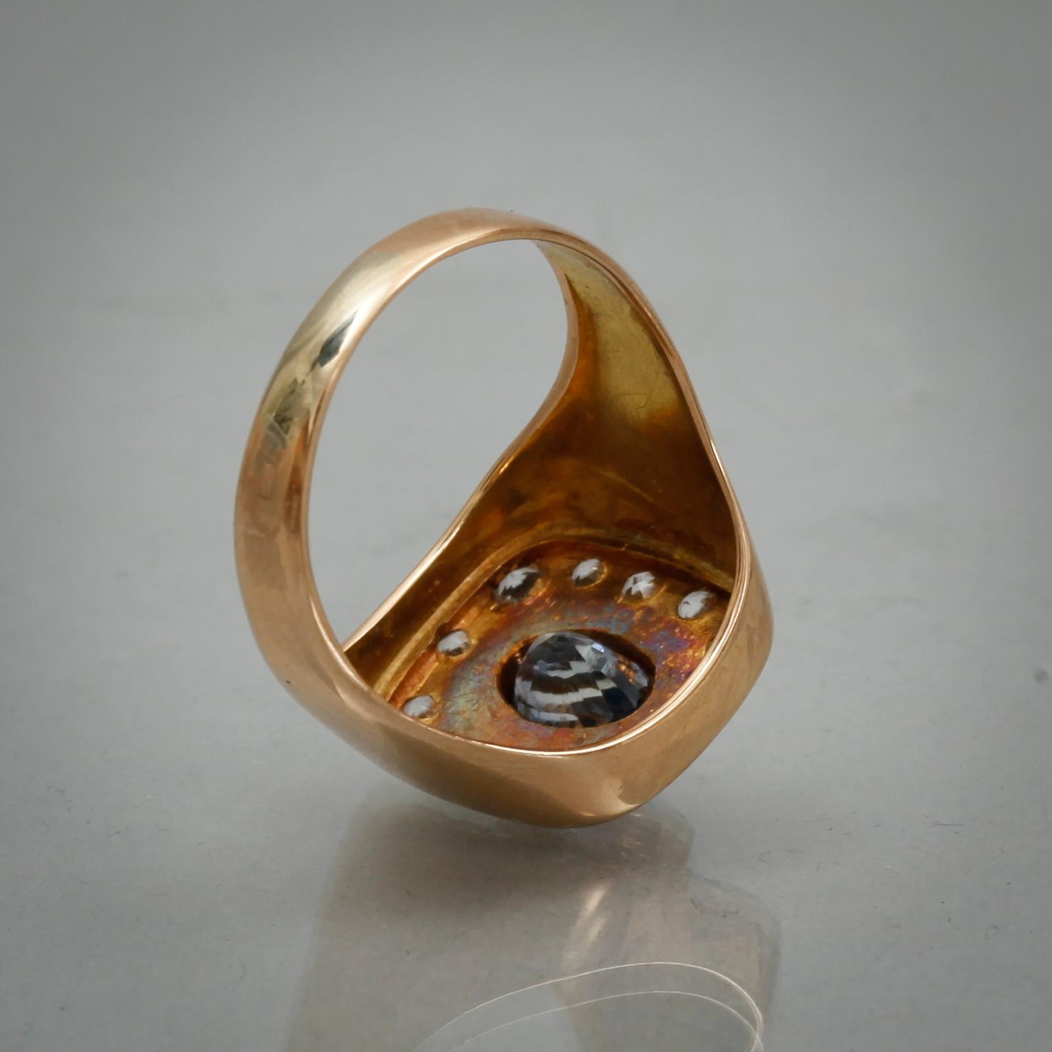 RING, 18k guld med fasettslipade vita safirer samt blå safir. Vikt 6,3 g.
