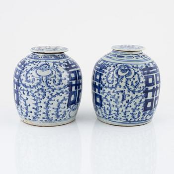 A pair of blue and white ginger jars, Qing dynasty, China, 19th century.