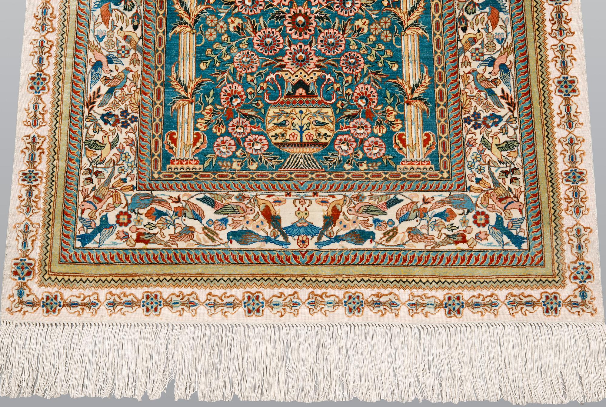 Matta, figural orientalisk silke, ca 121 x 77 cm.