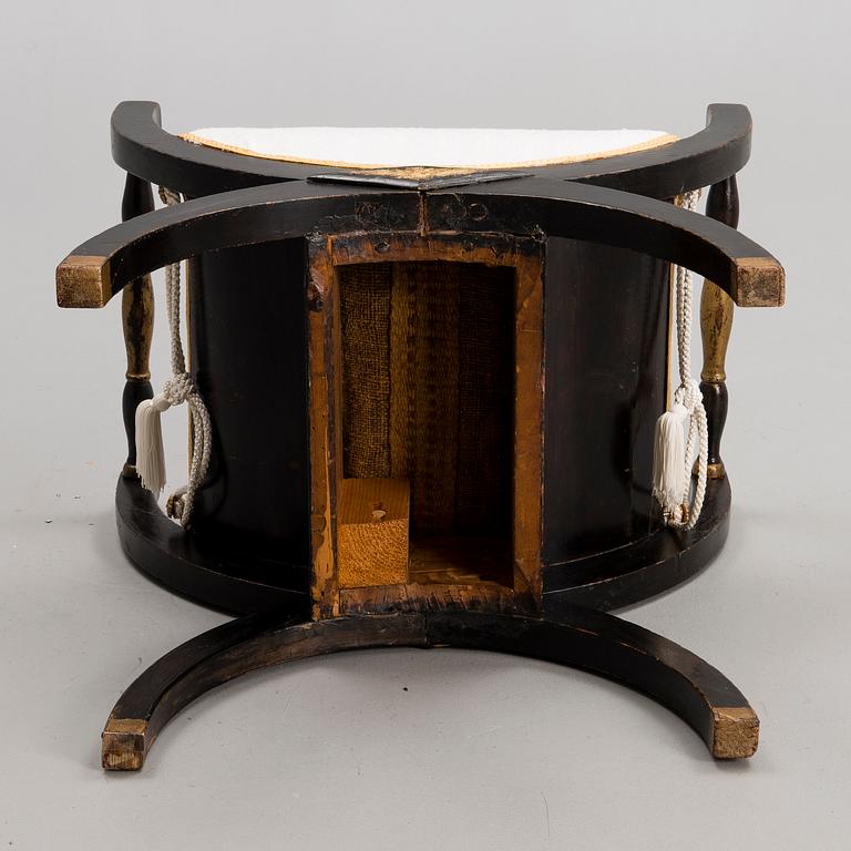 TABURETT, mahogny, troligen Ryssland, 1800-talets början.