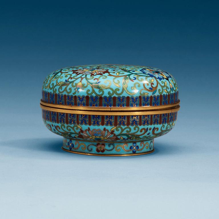 A cloisonné box with cover, Qing dynasty.