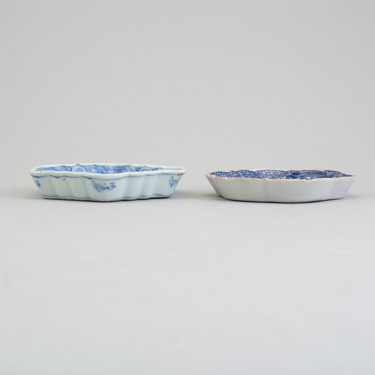 COASTERS, två stycken, kompaniporslin. Qing dynastin, Qianlong (1736-95).