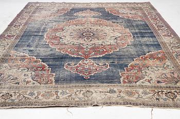 An antique Doroshk carpet, East Persian, c. 406 x 295 cm.