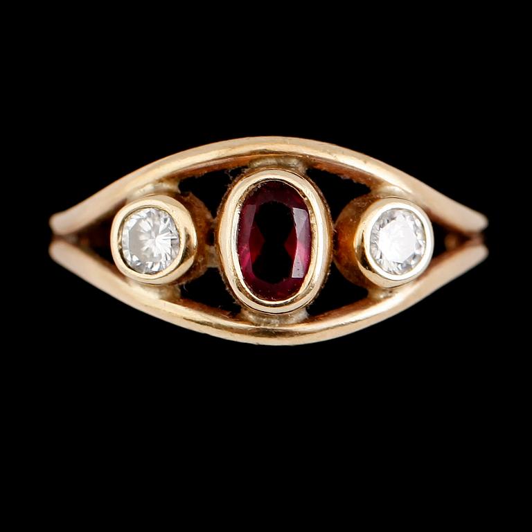 RING, 9 k guld med röd sten samt 2 diamanter, England, 1900-talets första hälft.  Vikt ca 3 gram.