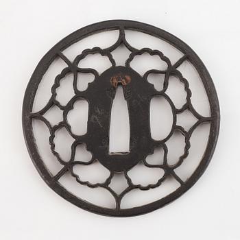 Tsuba, 3 st, järn. Japan, Edo.