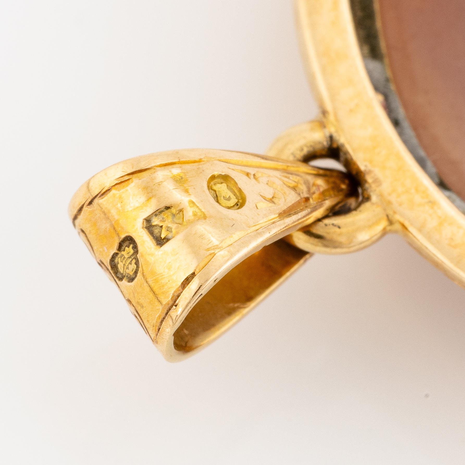 Pendant in 18K gold with a cameo of agate.