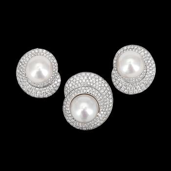 A set of cultured pearl- and brilliant cut diamonds earrings and pendant, tot. app. 4 cts.