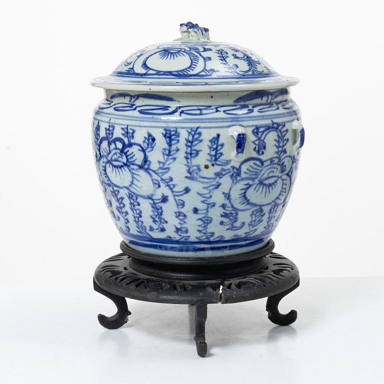 A blue and white food container, late Qing dynasty, circa 1900.