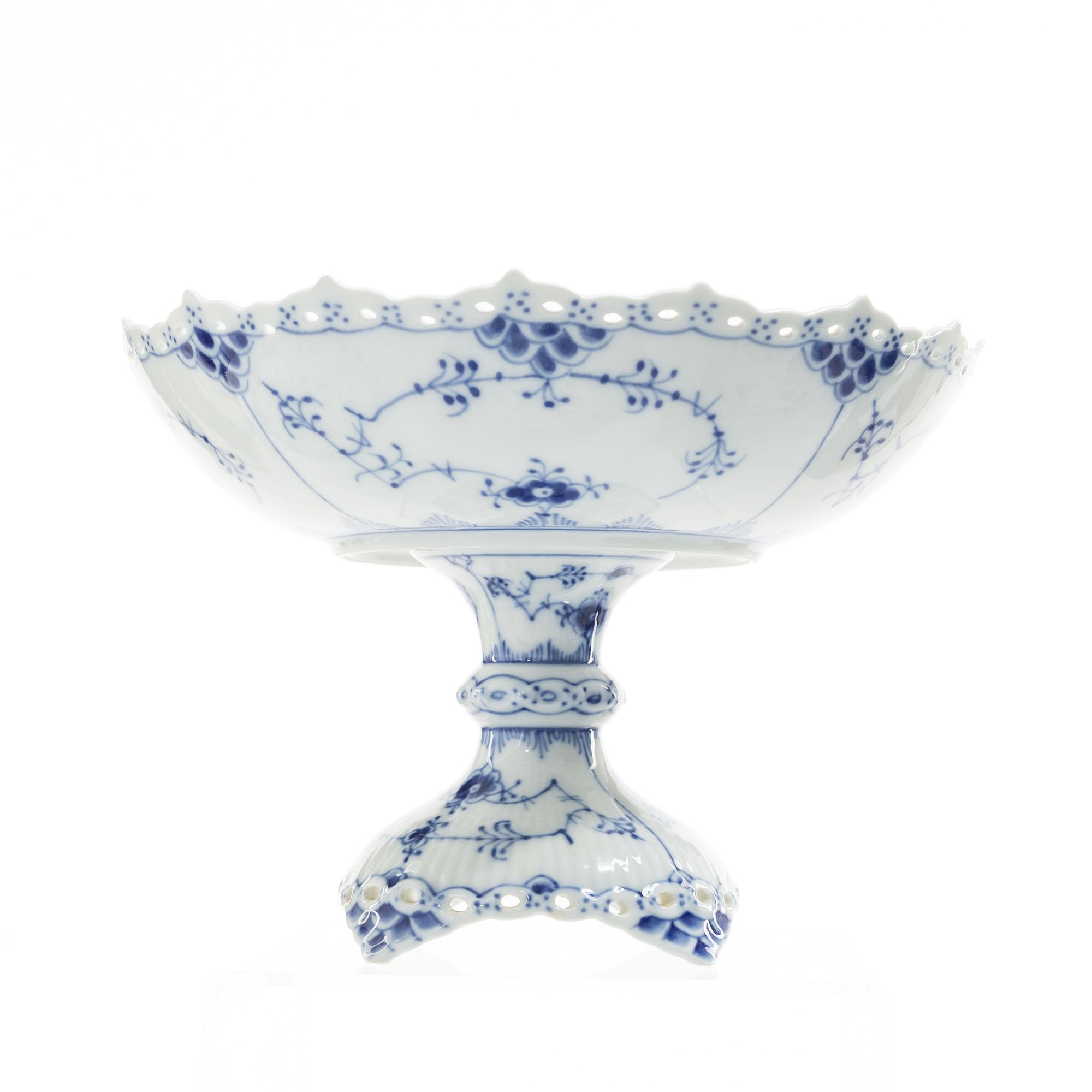 Royal Copenhagen, Serveringsskålar, tre stycken samt terrin, porslin, "Musselmalet helblond" (Blue fluted full lace), 1968-73.