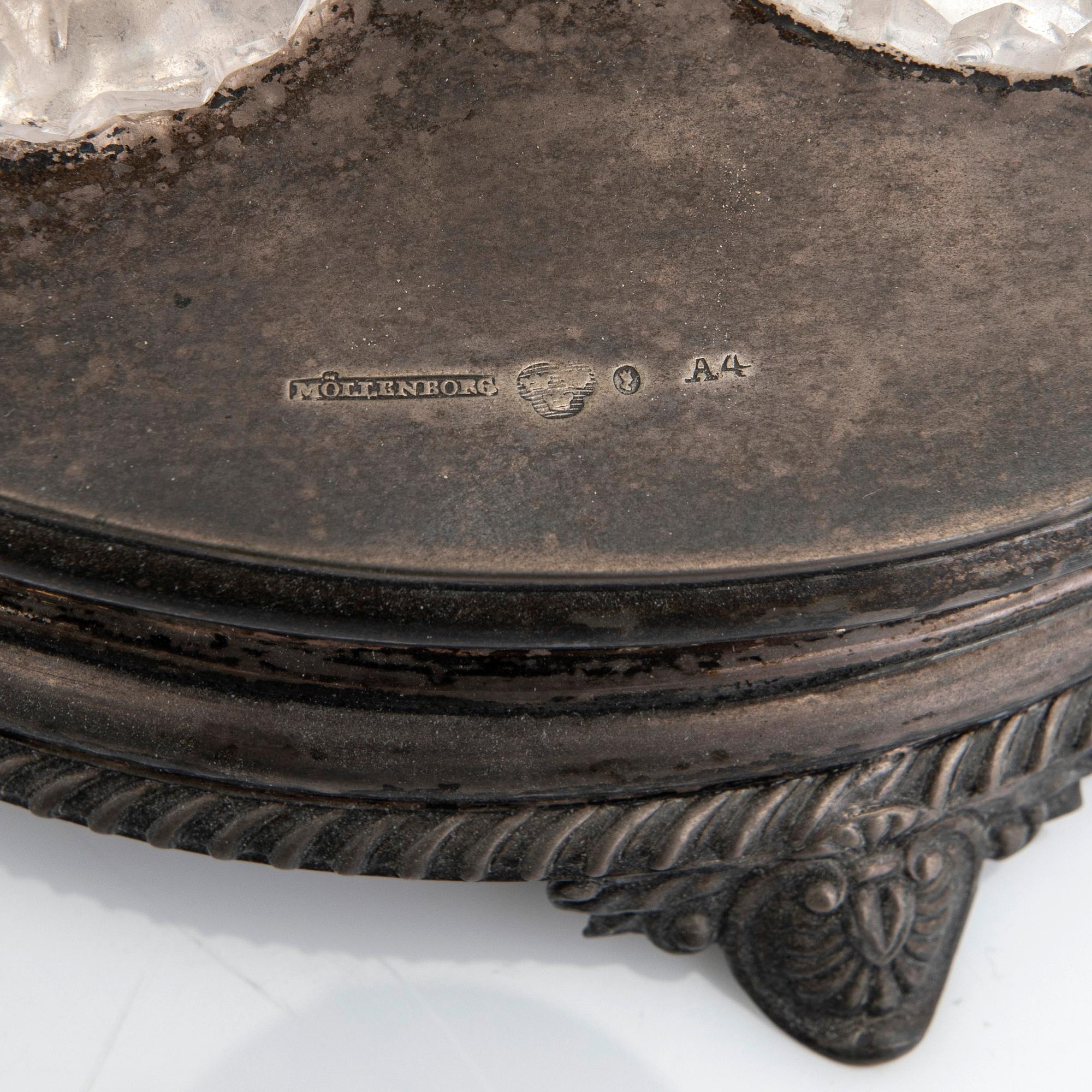 Gustaf Möllenborg, Bordssurtout, silver, för 2 karaffer samt 2 ströare, Stockholm, 1831.