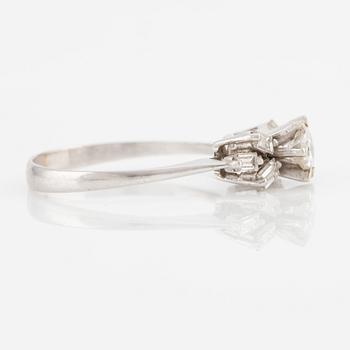 Ring, 14K white gold with brilliant-cut and baguette-cut diamonds.