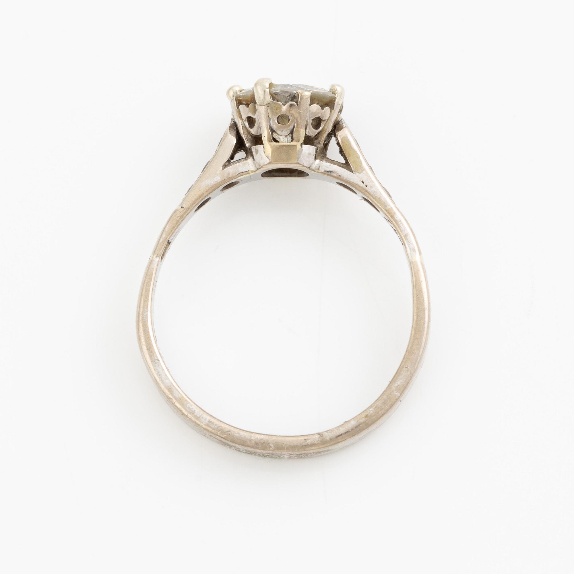 Ring in 18K white gold set with a brilliant-cut diamond.